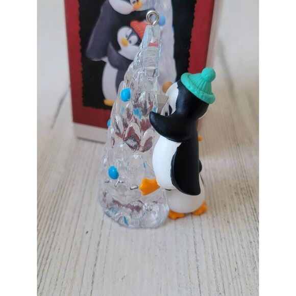 Hallmark 1995 friendly Boost ornament Xmas Penguin Ice - Picture 6 of 7